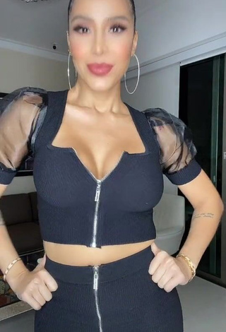 1. Beautiful Jessi Pereira Shows Cleavage in Sexy Black Crop Top while Twerking