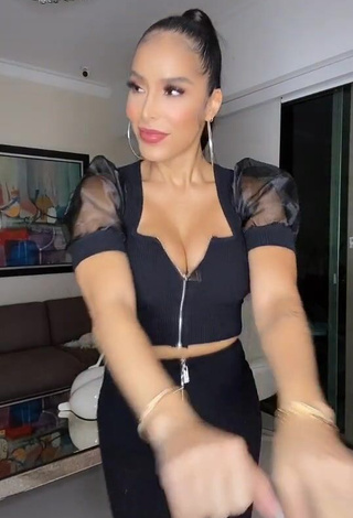 Beautiful Jessi Pereira Shows Cleavage in Sexy Black Crop Top while Twerking