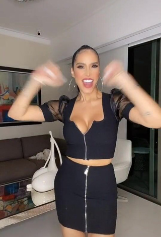 3. Beautiful Jessi Pereira Shows Cleavage in Sexy Black Crop Top while Twerking