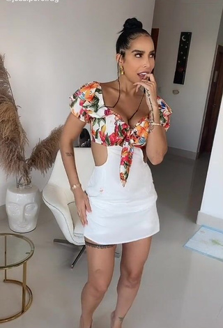 Hot Jessi Pereira Shows Cleavage in Floral Overall