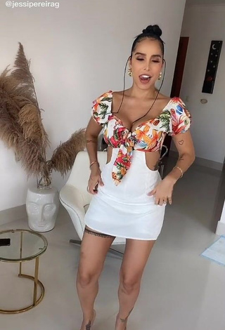 3. Hot Jessi Pereira Shows Cleavage in Floral Overall