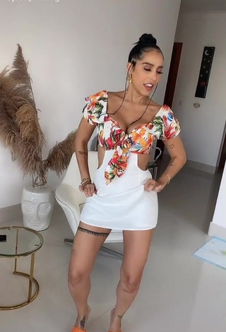 4. Hot Jessi Pereira Shows Cleavage in Floral Overall