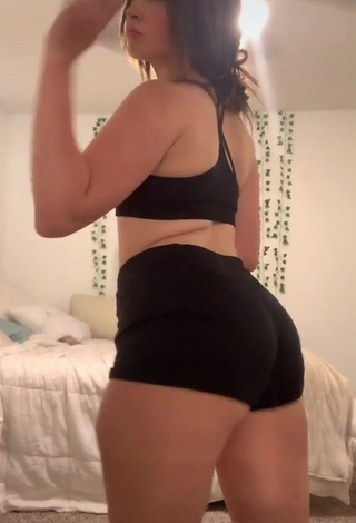 1. Hot Jillian Fox Shows Big Butt while Twerking