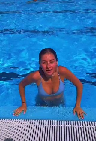 3. Hot Lera Kantur Shows Cleavage in Blue Bikini Top at the Swimming Pool