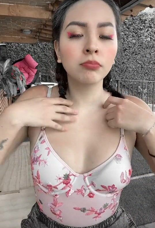 4. Sweetie Karen Bustillos Shows Cleavage in Floral Top and Bouncing Boobs