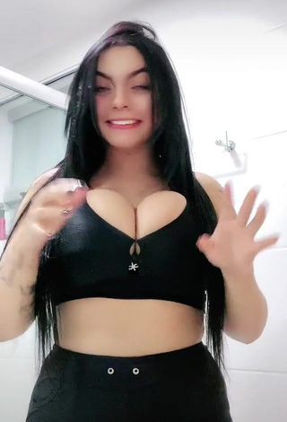 Alluring Karniello Shows Cleavage in Erotic Black Crop Top