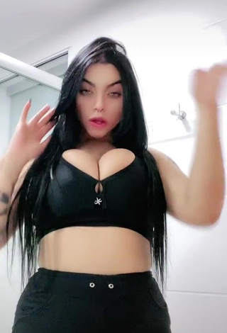 4. Alluring Karniello Shows Cleavage in Erotic Black Crop Top