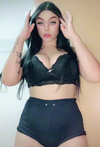 1. Karniello Looks Sexy in Black Bra