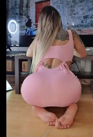 2. Kiarablaysexy Shows her Hot Butt