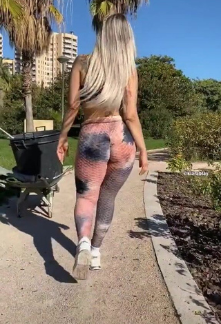 1. Hottie Kiarablaysexy Shows Butt in a Street