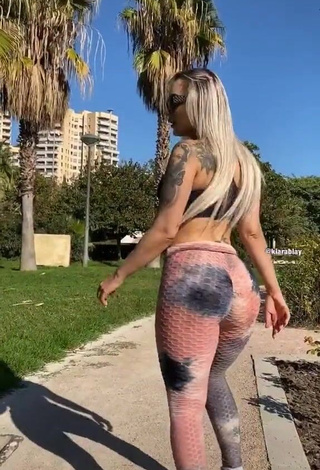 Hottie Kiarablaysexy Shows Butt in a Street