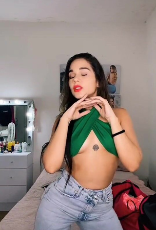 4. Cute laflowers13 in Green Crop Top (Underboob)