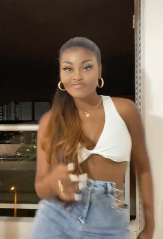 1. Hot Lajesuu in White Crop Top