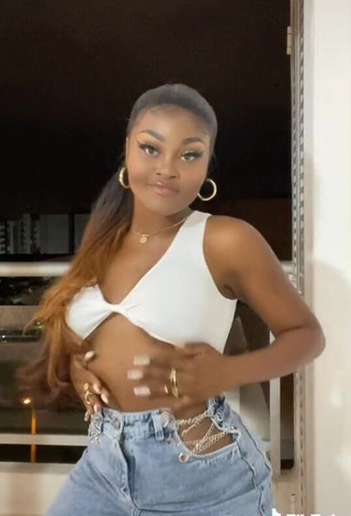 4. Hot Lajesuu in White Crop Top