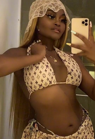 Hot Lajesuu in Bikini Top