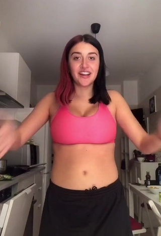 3. Sexy Linda Stabilini Shows Cleavage in Pink Crop Top