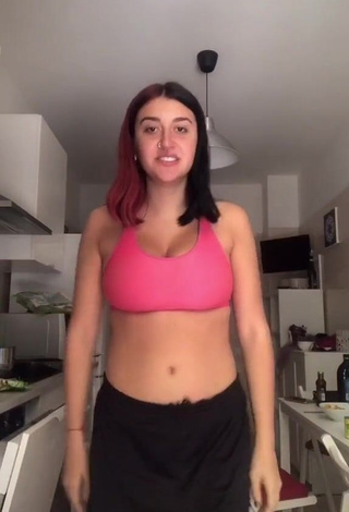 4. Sexy Linda Stabilini Shows Cleavage in Pink Crop Top