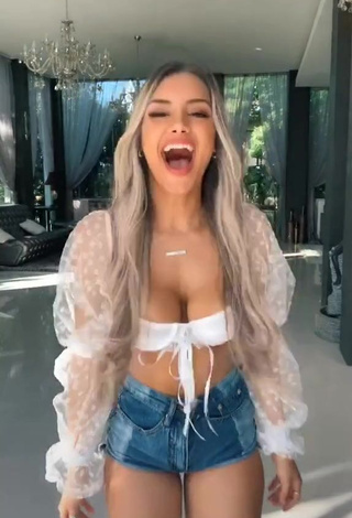 3. Hot Mariana Morais Shows Cleavage in White Crop Top and Bouncing Big Boobs