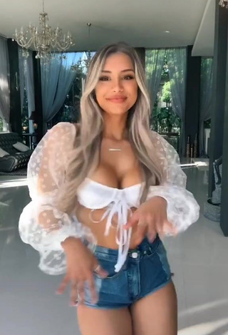 4. Hot Mariana Morais Shows Cleavage in White Crop Top and Bouncing Big Boobs