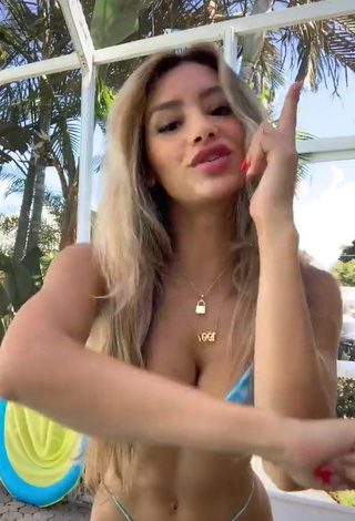 4. Beautiful Mariana Morais Shows Cleavage in Sexy Blue Bikini