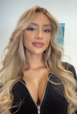 Mariana Morais Demonstrates Sexy Cleavage