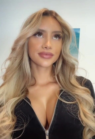 3. Mariana Morais Demonstrates Sexy Cleavage