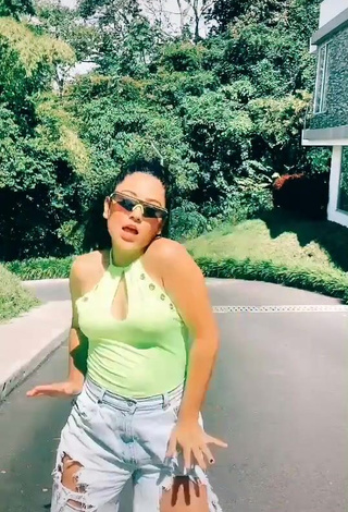 Sexy Mafe Vásquez in Green Top