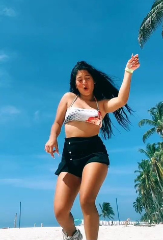 3. Beautiful Mafe Vásquez in Sexy Crop Top at the Beach