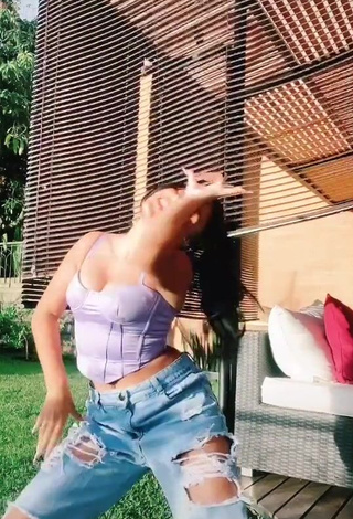 Sexy Mafe Vásquez Shows Cleavage in Purple Crop Top