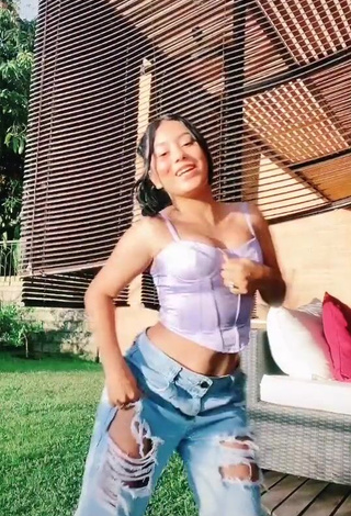 3. Sexy Mafe Vásquez Shows Cleavage in Purple Crop Top