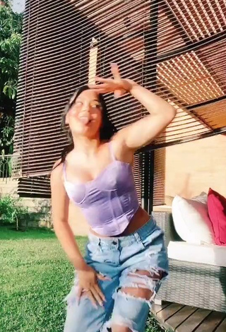 4. Sexy Mafe Vásquez Shows Cleavage in Purple Crop Top