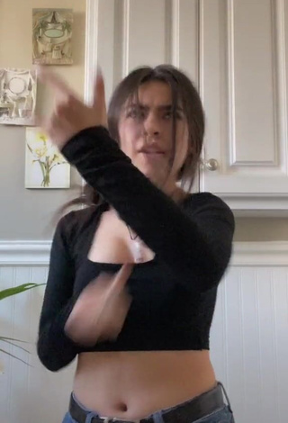 4. Cute Mahak Hamid in Black Crop Top and Bouncing Boobs