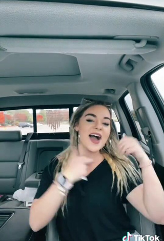 4. Fine Makayla Weaver Shows Butt in a Car