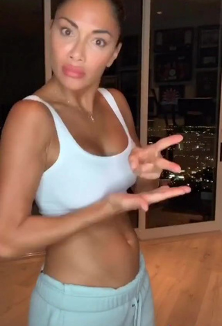 4. Hot Nicole Scherzinger Shows Cleavage in White Crop Top and Bouncing Tits