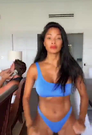 3. Sexy Nicole Scherzinger Shows Cleavage in Blue Bikini