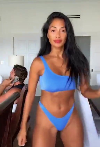 4. Sexy Nicole Scherzinger Shows Cleavage in Blue Bikini