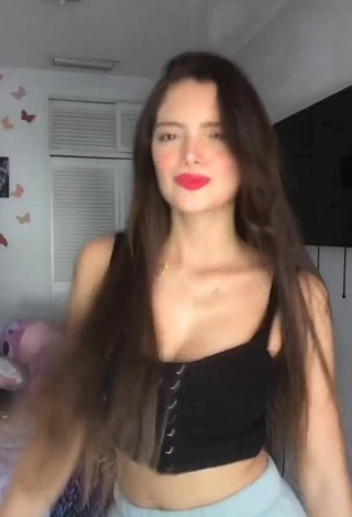 1. Desirable Paola Ruiz Shows Cleavage in Black Crop Top and Bouncing Tits