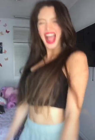 4. Desirable Paola Ruiz Shows Cleavage in Black Crop Top and Bouncing Tits