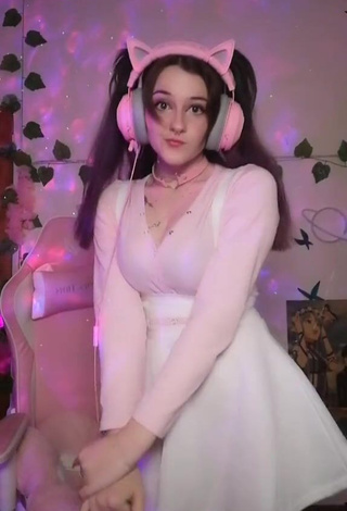 Beautiful Ryn GamerGirl Egirl Shows Cleavage in Sexy Pink Top