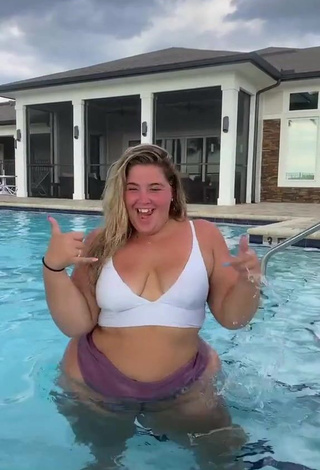 Desirable Sam Paige Shows Big Butt at the Swimming Pool and Bouncing Big Boobs