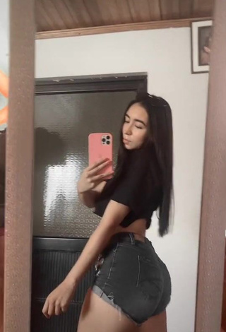 Desirable Shailyn Garzón Merchán Shows Big Butt