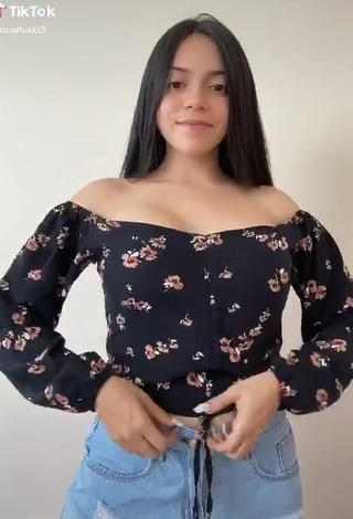 1. Amazing Hai Shows Cleavage in Hot Floral Crop Top