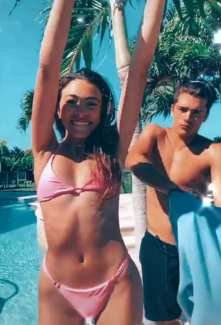 4. Adorable Valeria Arguelles Shows Cleavage in Seductive Pink Bikini at the Swimming Pool