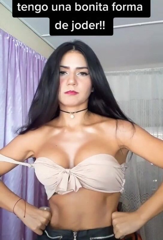 4. Sexy Violetta Ortiz Shows Cleavage in Beige Crop Top