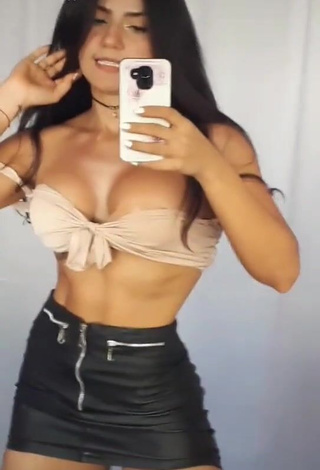 Fine Violetta Ortiz Shows Cleavage in Sweet Beige Crop Top