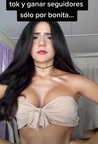 1. Breathtaking Violetta Ortiz Shows Cleavage in Beige Crop Top