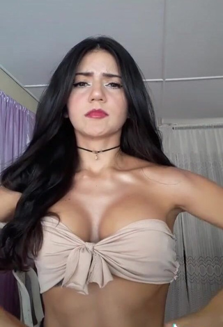 4. Breathtaking Violetta Ortiz Shows Cleavage in Beige Crop Top