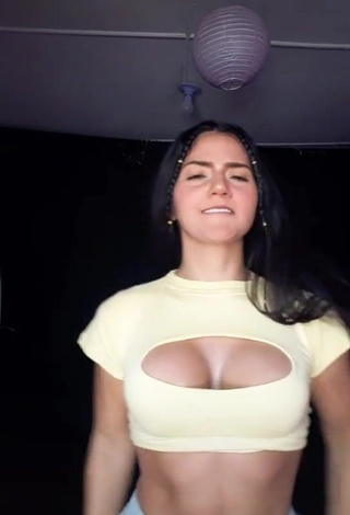 3. Amazing Violetta Ortiz Shows Cleavage in Hot Crop Top