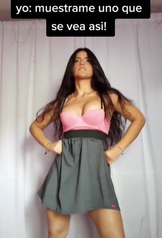 Erotic Violetta Ortiz Shows Cleavage in Pink Crop Top while Twerking