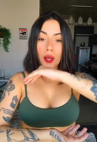 4. Desirable Vitoria Marcilio Shows Cleavage in Green Crop Top and Bouncing Tits